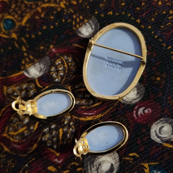 Wedgwood set Vintage brooch and clip on earrings - Picture 7 of 9